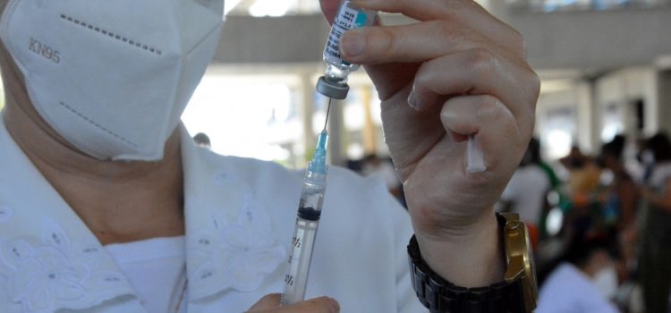 Vacinação contra Covid para adolescentes e adultos nesta segunda-feira