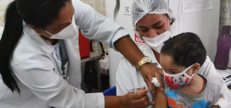 Feira inicia vacinação de crianças de 3 a 5 anos