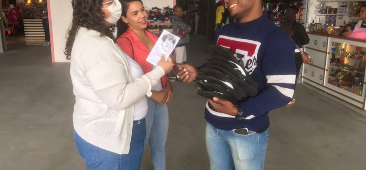 Troca de cigarro por rosa sensibiliza fumantes no Shopping Popular