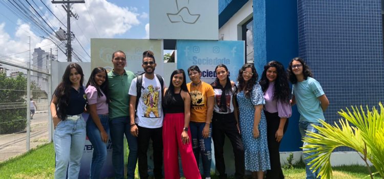 Estudantes de jornalismo da UNIFAT visitam sede da rádio Sociedade News FM