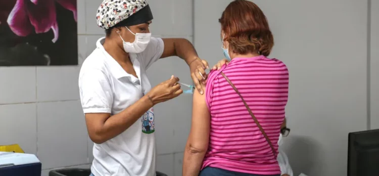 Confira estratégia de vacinação contra Covid nesta segunda; serviço será encerrado às 11h30