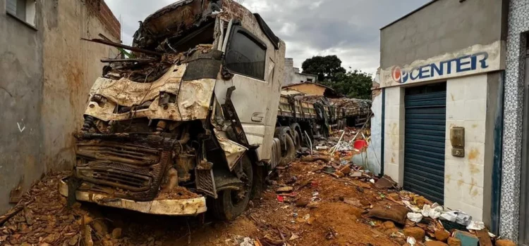Mãe e filha morrem após carreta carregada de cimento invadir casa na região da Chapada Diamantina