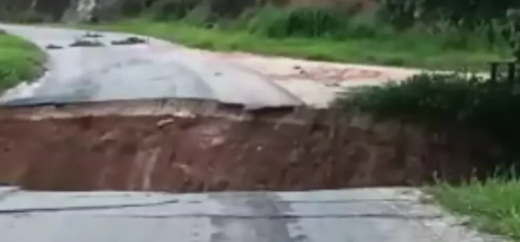 Cratera na pista e deslizamento de terra são registrados em rodovia no extremo sul da BA; veja estragos da chuva na região