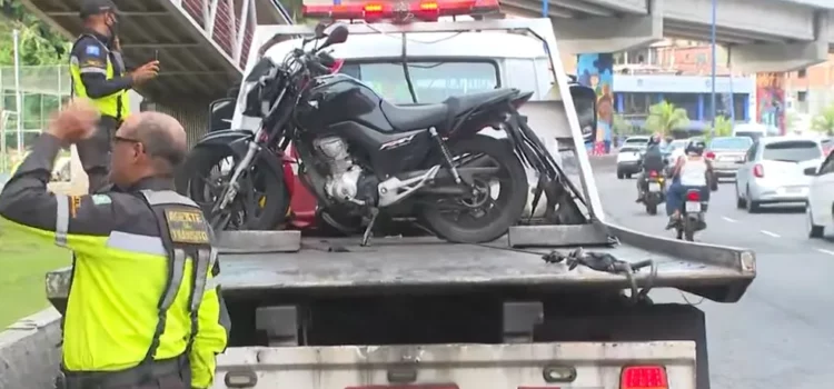 Motociclistas ficam feridos após batida na Avenida Bonocô, em Salvador; trânsito fica lento