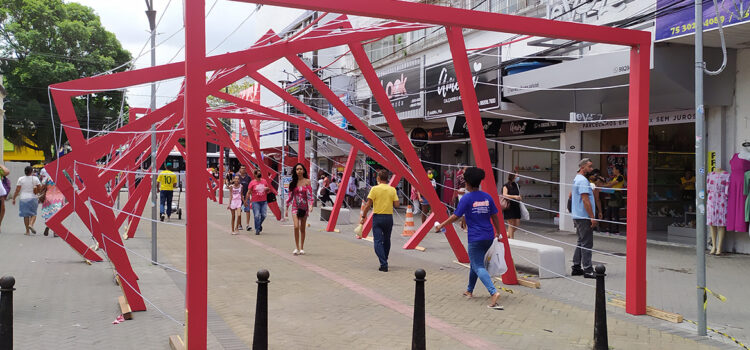 Decoração natalina moderna e inovadora começa a ser instalada em Feira