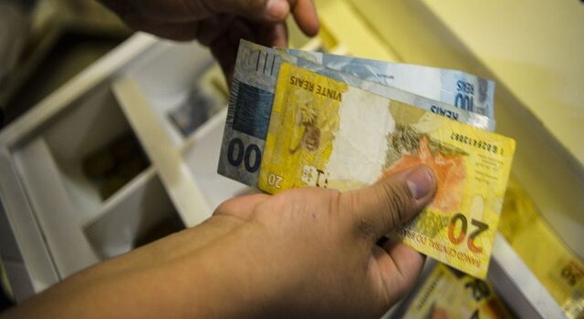 Décimo terceiro e gastos de fim de ano: saiba a melhor forma para economizar