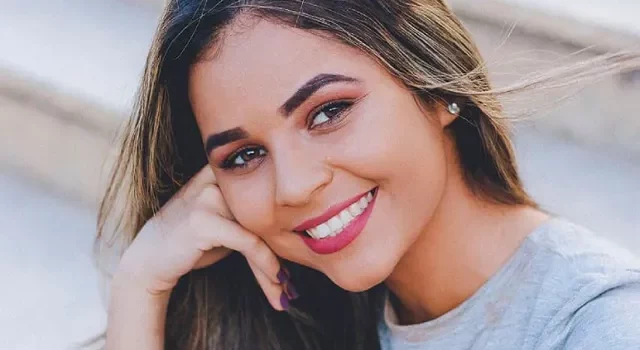 Jovem tem rosto cortado enquanto dormia durante viagem em ônibus