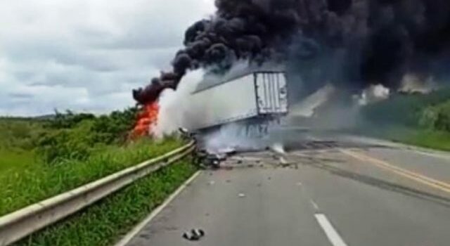 BR-116: três pessoas morrem em acidente entre carro e carreta em Vitória da Conquista