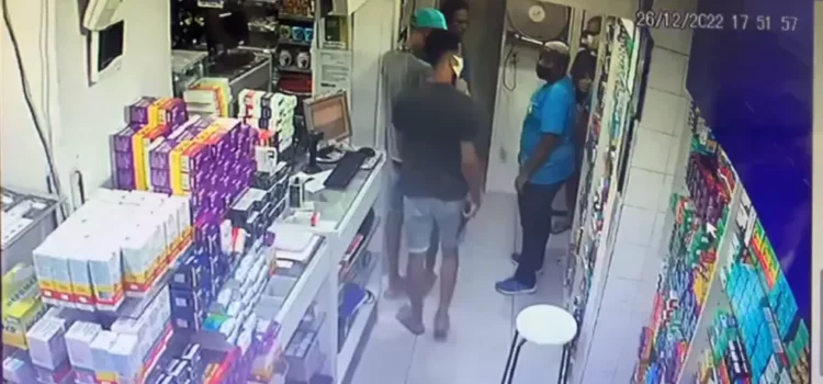 Homens armados assaltam farmácia em Salvador, saqueiam clientes e levam dinheiro do caixa