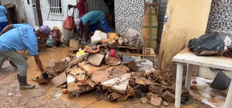 Água de barragem transborda e invade ruas de Wenceslau Guimarães, na Bahia