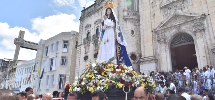 Após dois anos, festa de Nossa Senhora da Conceição da Praia volta a ser realizada com missa campal e procissão em Salvador