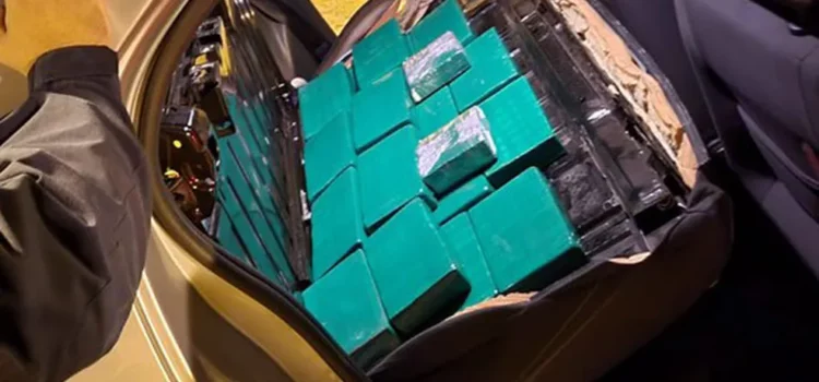 Homem é preso com 38 kg de cocaína dentro de carro no sudoeste da Bahia