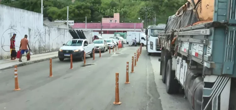 Travessia de veículos pesados no ferry boat é suspensa por causa de feriado prolongado e caminhoneiros protestam