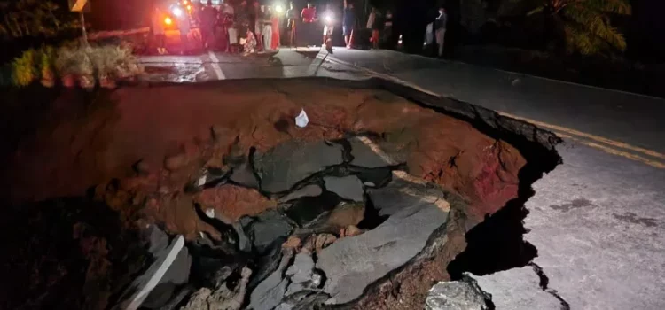 Chuva forte abre cratera gigante em rodovia no sul da Bahia; cidades registraram estragos