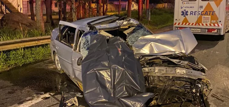 Motorista morre após bater em carreta e ser arremessado de carro na BR-116