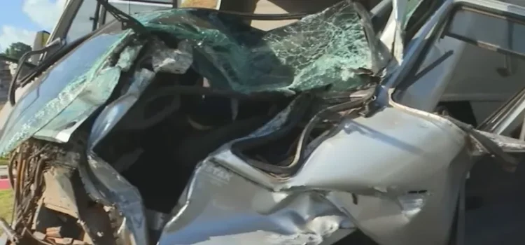 Motorista fica preso às ferragens após batida entre três veículos na Avenida Gal Costa, em Salvador