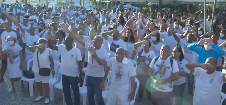 Tradição: baianos e turistas visitam a Igreja do Bonfim, em Salvador, na última sexta do ano
