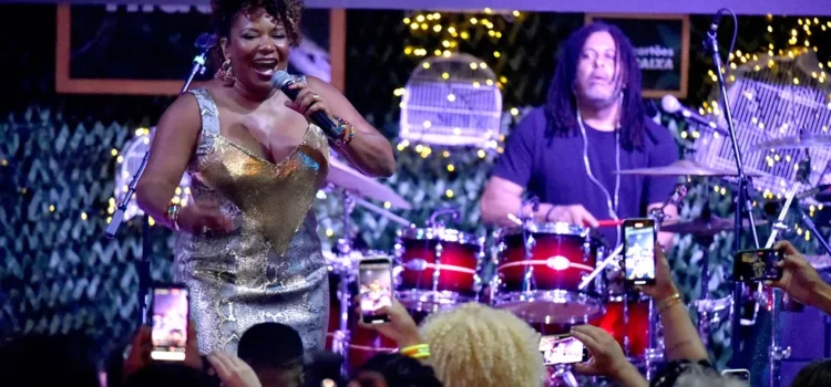Ministra da Cultura, Margareth Menezes deixa o bloco Os Mascarados, um dos mais tradicionais do Carnaval da Bahia