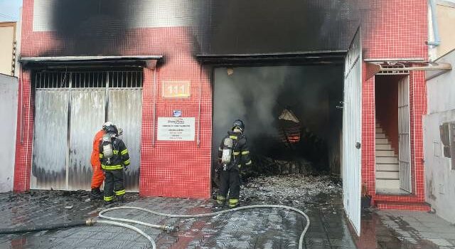 Incêndio atinge loja de motos no bairro Brasília