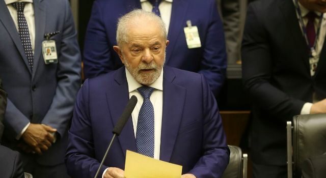 Lula restringe o acesso a armas, garante o pagamento dos R$ 600 às famílias e revoga decretos de Bolsonaro