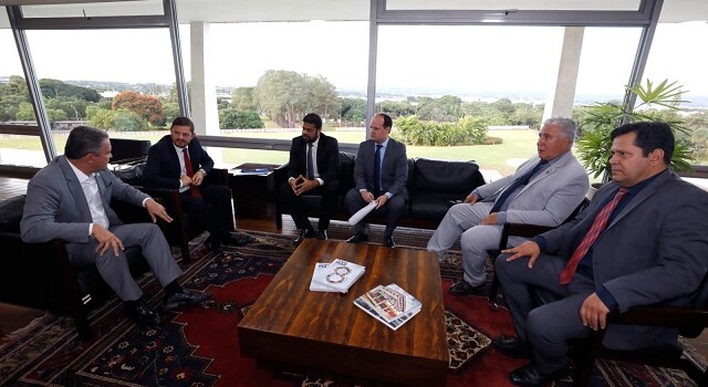 Ministro Rui Costa recebe prefeitos baianos e promete articulação contra queda de receita em 101 municípios