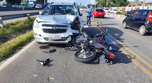Motociclista fica ferido após colisão em veículo próximo ao HGCA