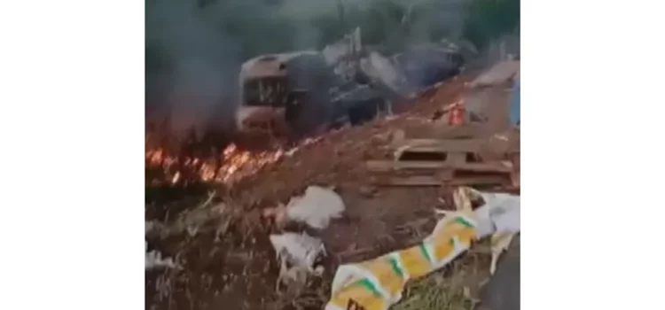 Batida entre carreta e caminhão deixa um morto e dois feridos no oeste da BA; polícia faz buscas por criança que desapareceu após acidente