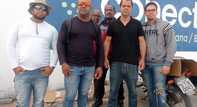 Funcionários de empresa terceirizada de iluminação pública fazem protesto após demissões