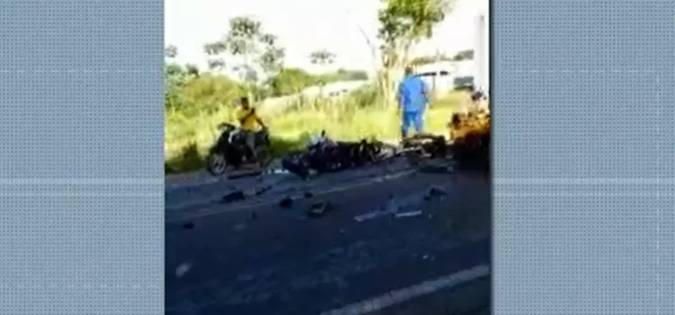 Batida entre carro e motocicleta deixa duas pessoas mortas e uma ferida em Itaparica