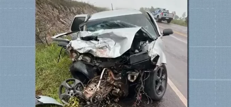 Uma pessoa morre e sete ficam feridas após acidente no sudoeste da Bahia; carro ficou destruído