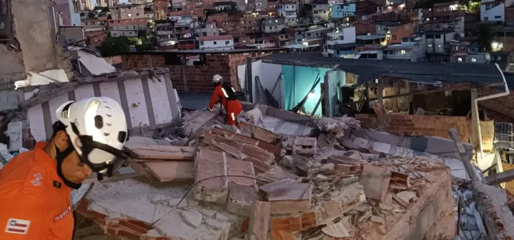 ‘Pensei que estava caindo na minha cabeça’, diz mulher resgatada após prédio desabar em bairro de Salvador