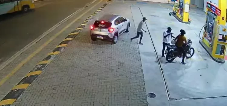 Dupla armada rouba motocicleta em posto de combustível da Região Metropolitana de Salvador