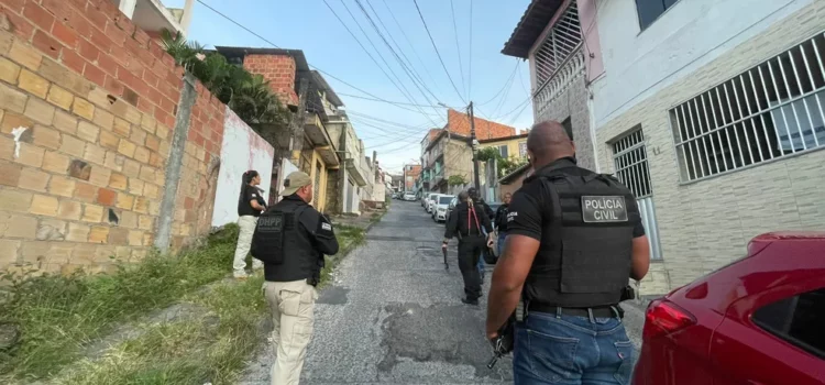 Cinco são presos em operação da polícia contra assassinatos e tráfico de drogas em Salvador e região; um homem morreu