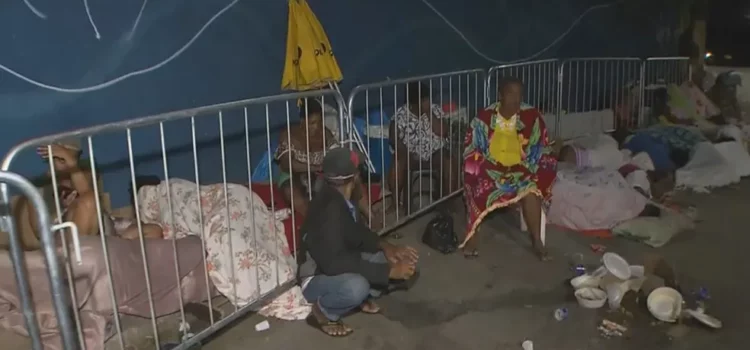 Ambulantes dormem em fila para fazer credenciamento e trabalhar durante Festa de Iemanjá, em Salvador