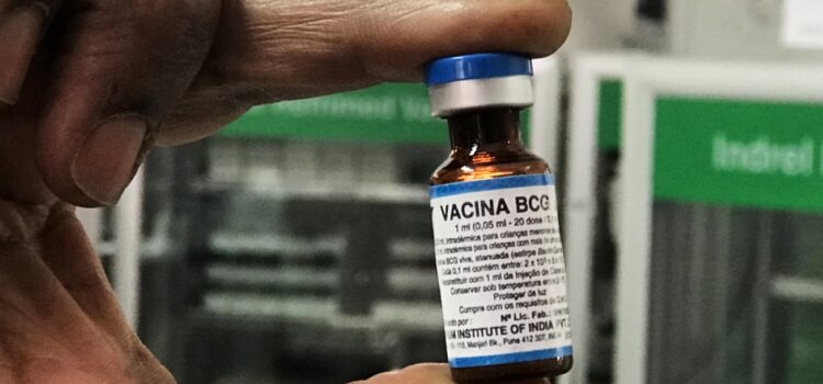 Vacina BCG está sendo fornecida em 12 unidades do município