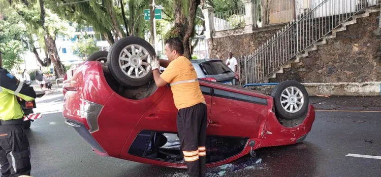 Carro fica de ‘cabeça para baixo’ após motorista do veículo perder controle da direção no Largo da Graça, bairro nobre de Salvador