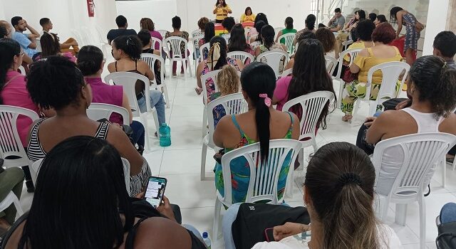 Professores contratados via Reda fazem assembleia para cobrar reserva de carga horária à prefeitura