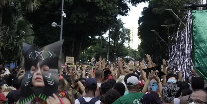 Uma das atrações mais aguardadas do Carnaval, BaianaSystem arrasta multidão no Campo Grande