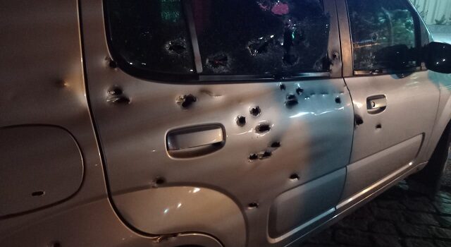 Atingido por 16 tiros, homem baleado em portaria de motel segue internado em estado grave
