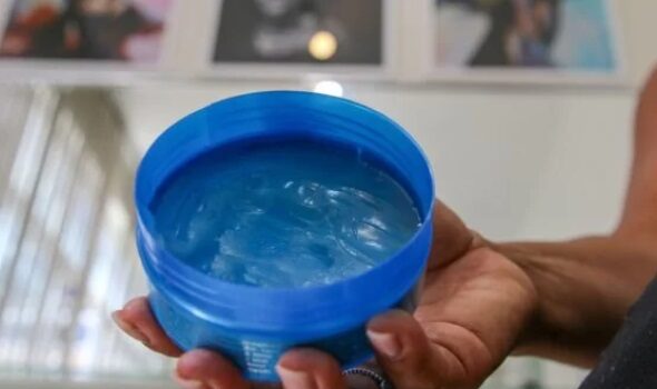 Dermatologista explica os riscos causados por pomadas para modelar e trançar cabelos