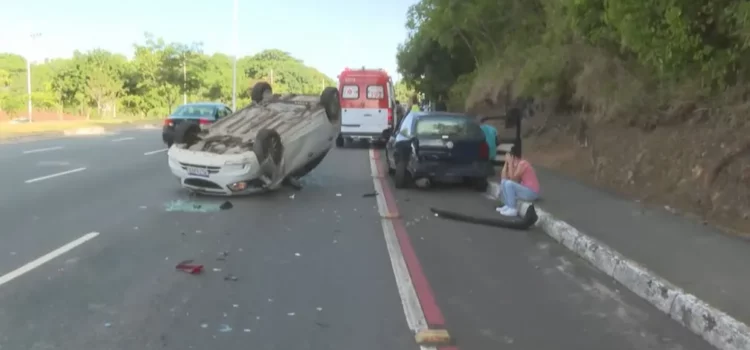 Motorista é ‘fechada’ por carro, capota e atinge 3º veículo em acidente em Salvador