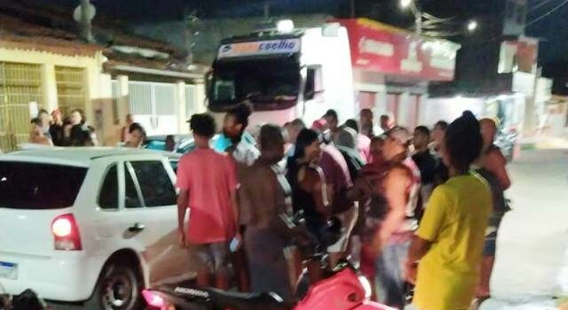 Queimadinha: jovem é assassinado dentro de carro