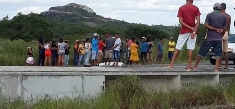 Homem morre após ser atropelado por carro a caminho de cavalgada na Bahia; animal sobreviveu