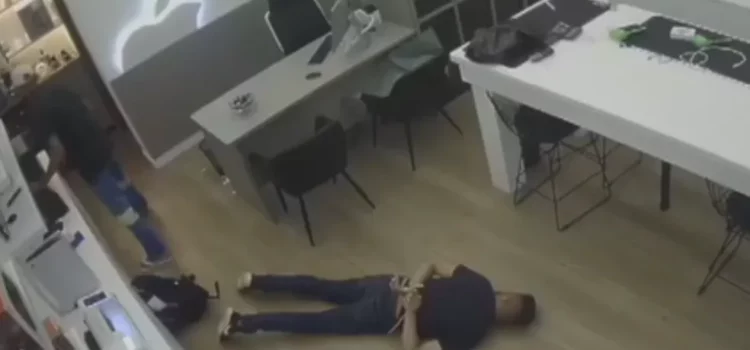 Funcionário é amarrado durante assalto a loja de celulares na BA; câmera de segurança filmou crime