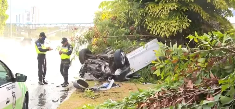 Carro fica destruído após subir em canteiro, capotar e bater em árvore na Avenida Paralela, em Salvador