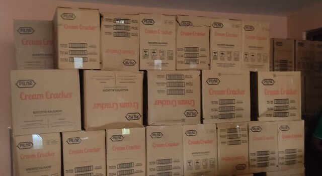 Decarga apreende 12 mil pacotes de biscoitos com validade adulterada durante operação Unum Corpus