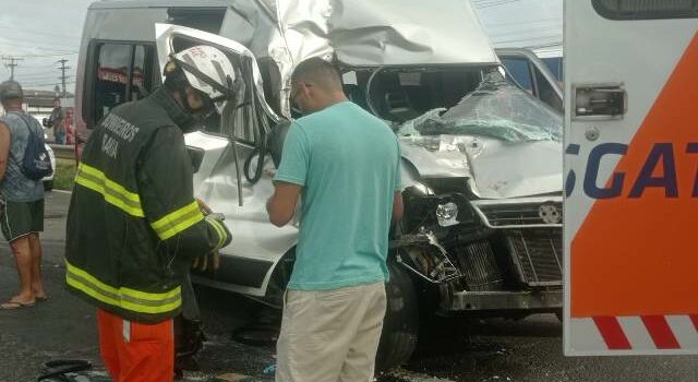 Acidente na BR-324 entre três veículos deixa pessoas feridas