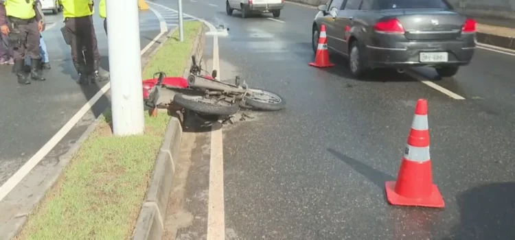 Motociclista morre em acidente na Avenida Gal Costa, em Salvador; trânsito está lento no local
