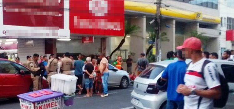 Briga de trânsito: pedestre agride policial a golpes de pá e é baleado no centro de Feira de Santana