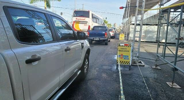 Com montagem de camarotes, motoristas enfrentam retenção no trânsito